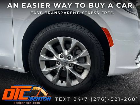 Used 2023 Chrysler Pacifica Touring-L AWD/4WD image 29