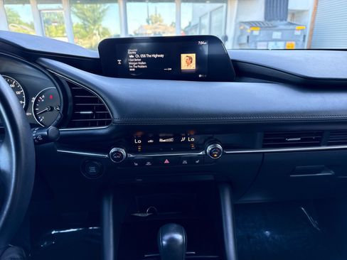 Used 2019 MAZDA MAZDA3 AWD Hatchback w/ Preferred Pkg image 18