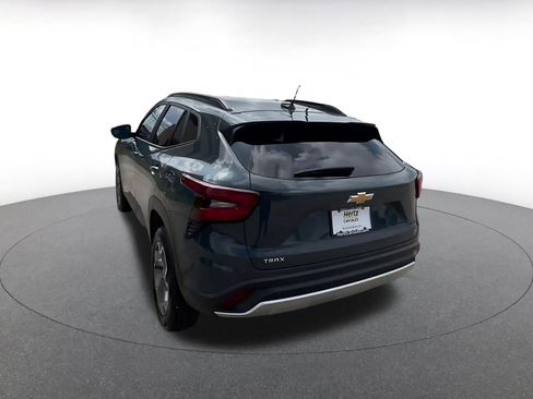 Used 2025 Chevrolet Trax LT w/ LT Convenience Package FWD image 11