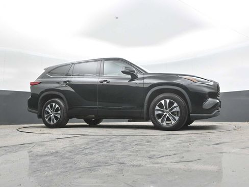 Used 2021 Toyota Highlander XLE AWD/4WD image 48