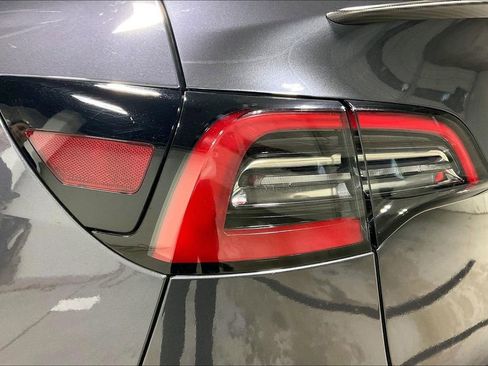 Used 2022 Tesla Model Y Performance image 38