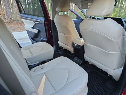 Used 2023 Toyota Highlander Limited image 11