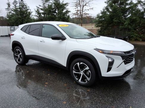 Certified 2024 Chevrolet Trax RS w/ Driver Confidence Package image 3