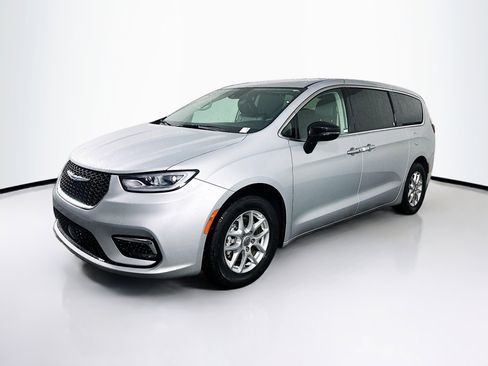Used 2024 Chrysler Pacifica Touring-L image 3