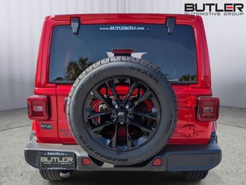 Used 2025 Jeep Wrangler Unlimited Sahara w/ Safety Group AWD/4WD image 7