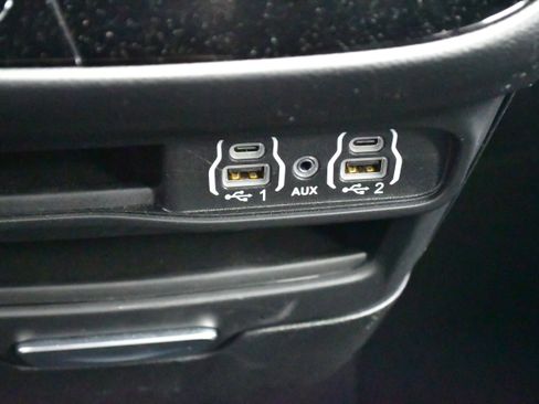 Used 2025 Chrysler Pacifica Select FWD image 31