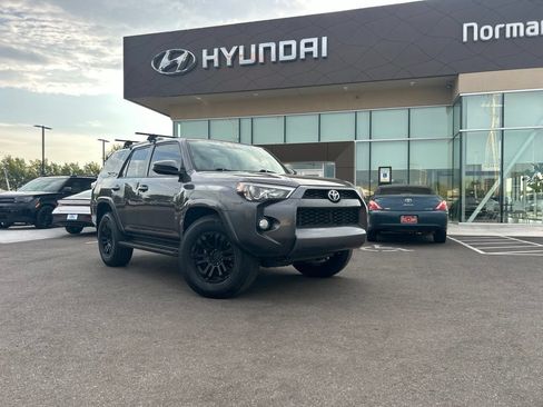 Used 2019 Toyota 4Runner SR5 AWD/4WD image 4