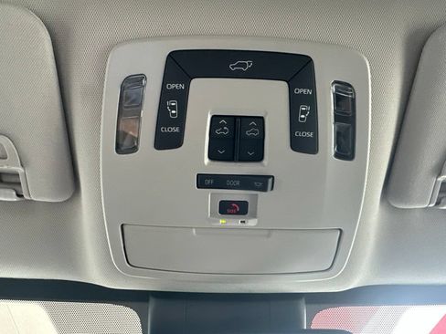 Certified 2025 Toyota Sienna XLE FWD image 39