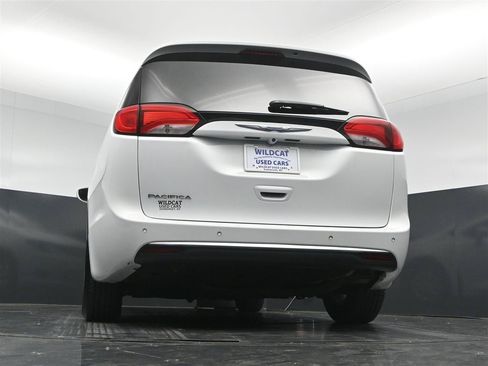 Used 2018 Chrysler Pacifica Touring-L FWD image 33