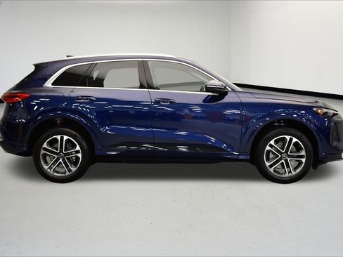 Certified 2025 Audi Q5 Premium w/ Convenience Package image 6