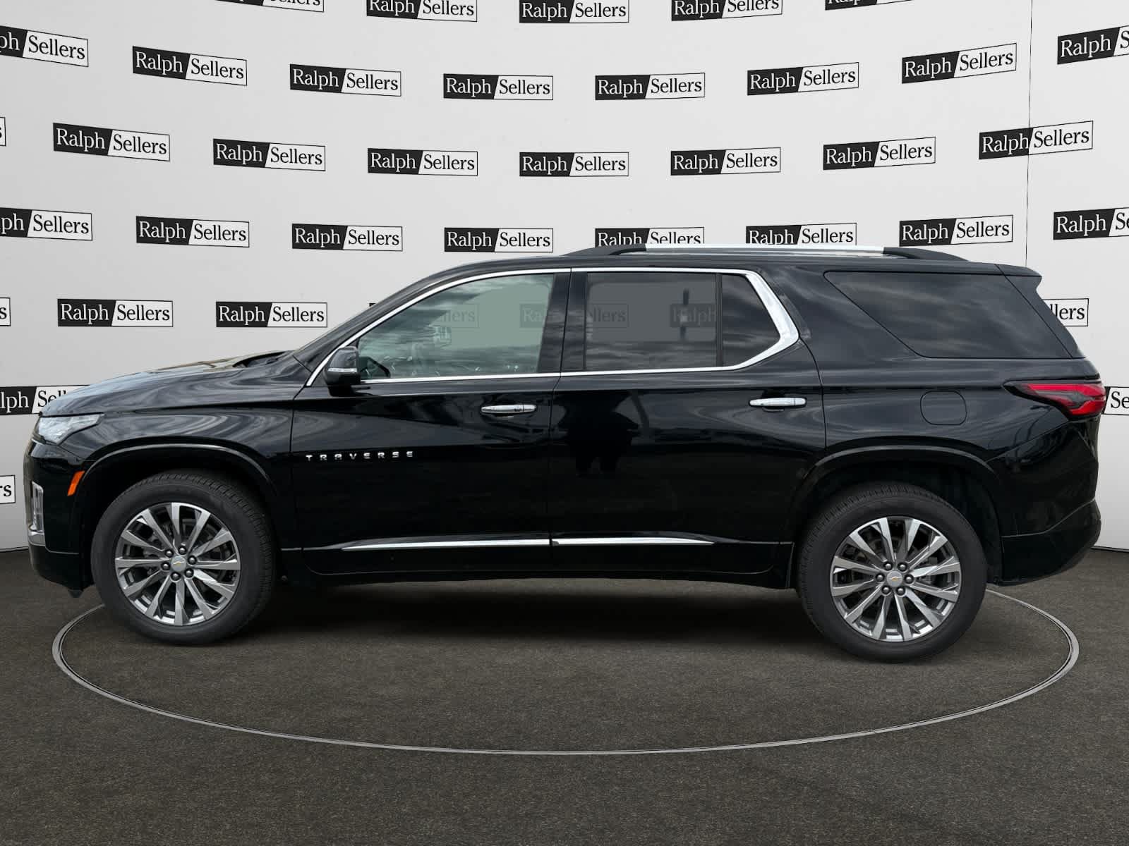 Used 2023 Chevrolet Traverse Premier FWD image 3