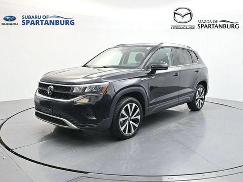 Used 2024 Volkswagen Taos SE FWD image 3