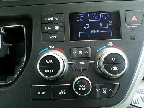 Used 2015 Toyota Sienna XLE Premium image 24