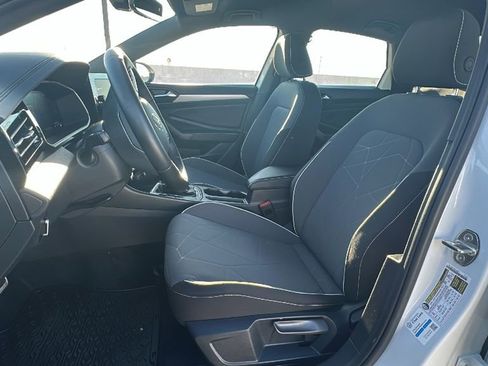 Used 2025 Volkswagen Jetta Sport image 4