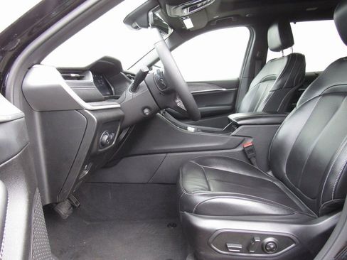 Used 2024 Jeep Grand Cherokee L Limited w/ Luxury Tech Group II image 11