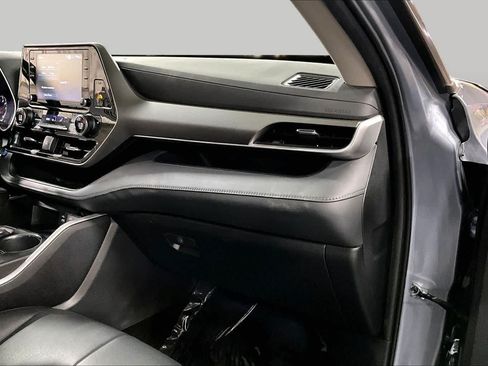 Used 2022 Toyota Highlander XLE AWD/4WD image 19