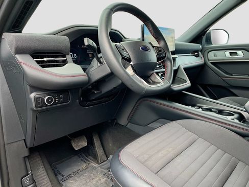 Used 2025 Ford Explorer ST-Line w/ ST-Line Street Pack AWD/4WD image 9