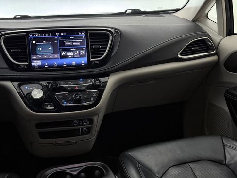 Used 2022 Chrysler Pacifica Touring-L image 27