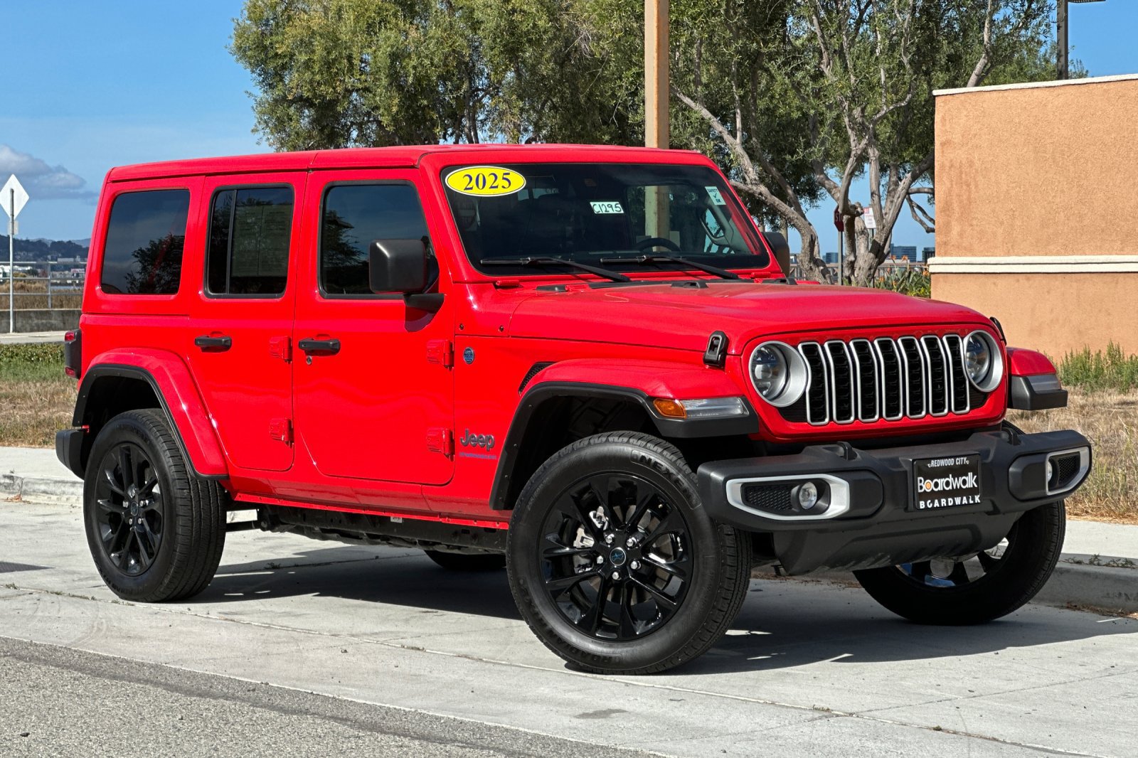 Used 2025 Jeep Wrangler Unlimited Sahara w/ Safety Group AWD/4WD image 2