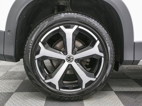 Used 2025 Volkswagen Tiguan SE w/ Panoramic Sunroof Package AWD/4WD image 15