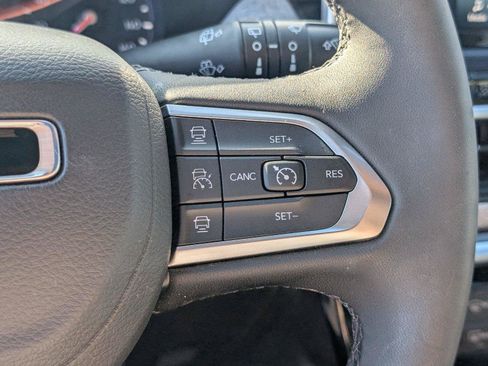 Used 2025 Jeep Compass Latitude w/ Convenience Group AWD/4WD image 28