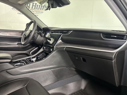 Used 2023 Jeep Grand Cherokee Limited w/ Luxury Tech Group II AWD/4WD image 30
