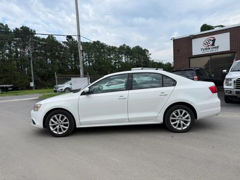 Used 2011 Volkswagen Jetta SE FWD image 2