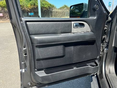 Used 2016 Ford Expedition XLT w/ Equipment Group 202A AWD/4WD image 16