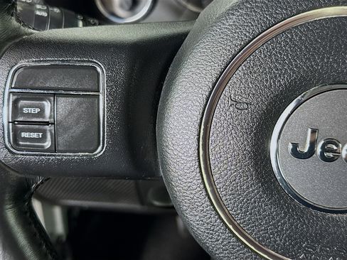 Used 2016 Jeep Wrangler Unlimited Sahara image 13