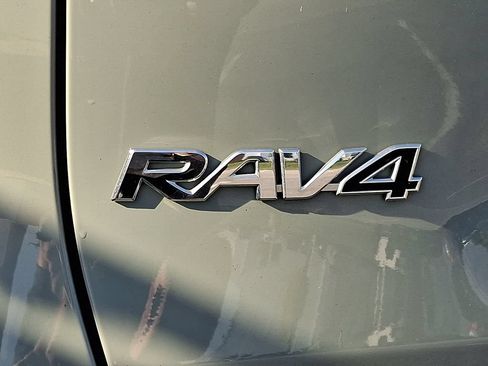 Used 2021 Toyota RAV4 XLE AWD/4WD image 10
