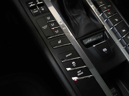 Used 2019 Porsche Macan AWD/4WD image 31