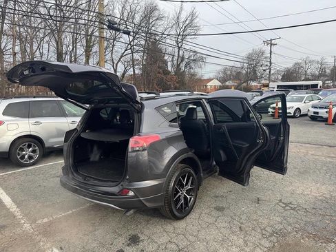 Used 2018 Toyota RAV4 SE image 11