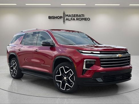 Used 2025 Chevrolet Traverse High Country FWD image 1
