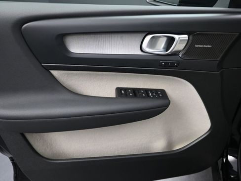 Used 2025 Volvo XC40 B5 Ultra image 20