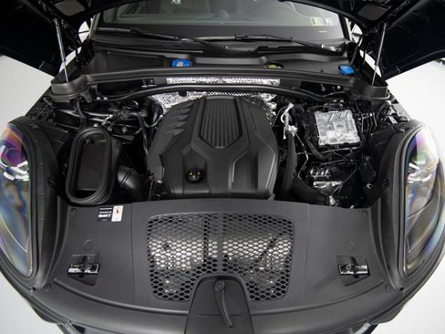 Certified 2026 Porsche Macan AWD/4WD image 38
