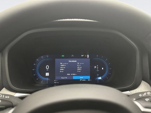 Used 2025 Volvo XC60 B5 Plus image 9