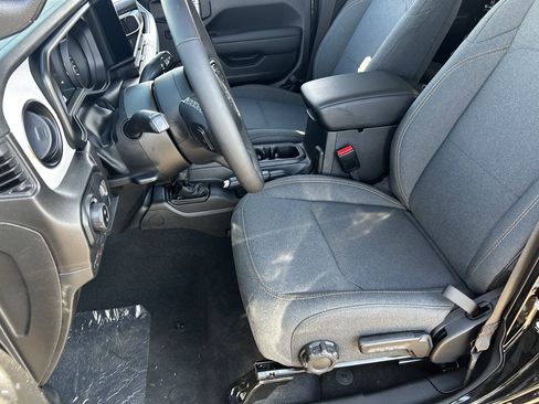 New 2025 Jeep Gladiator Sport image 17