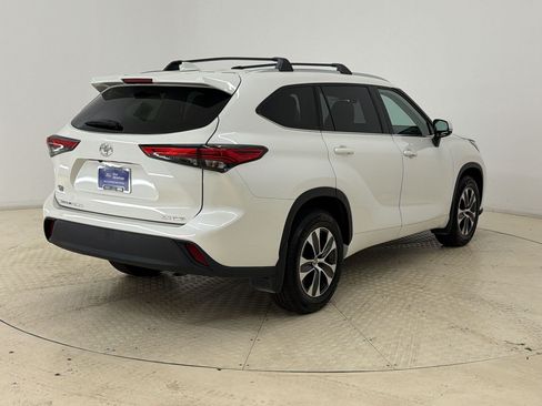 Used 2020 Toyota Highlander XLE AWD/4WD image 9