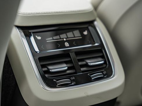 Used 2024 Volvo XC90 B6 Plus image 34