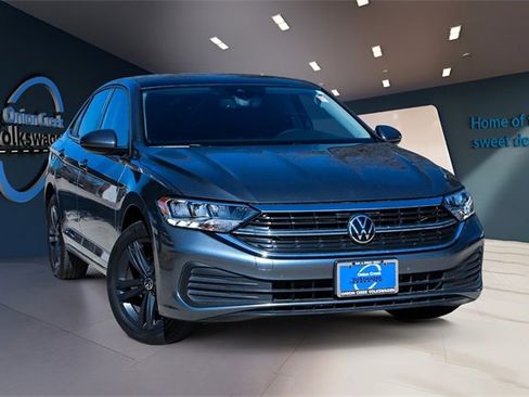 Used 2024 Volkswagen Jetta SE image 3