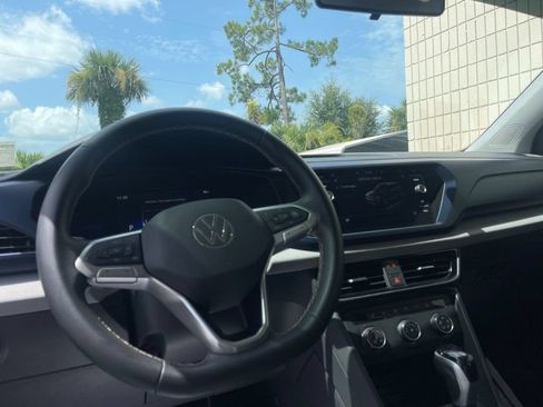 Used 2022 Volkswagen Taos SE FWD image 11