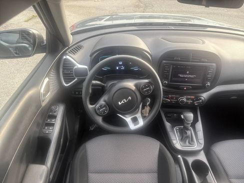 Used 2025 Kia Soul LX w/ LX Technology Package FWD image 24