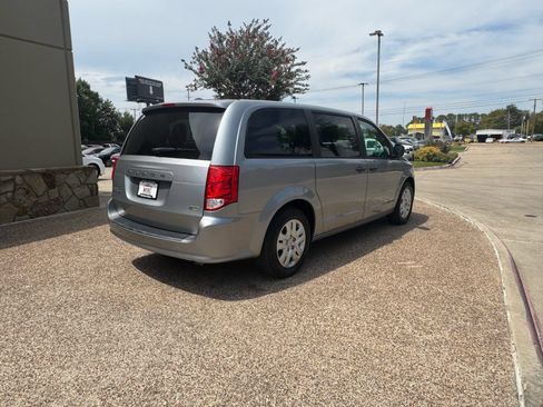 Used 2019 Dodge Grand Caravan SE w/ UConnect Hands-Free Group FWD image 7