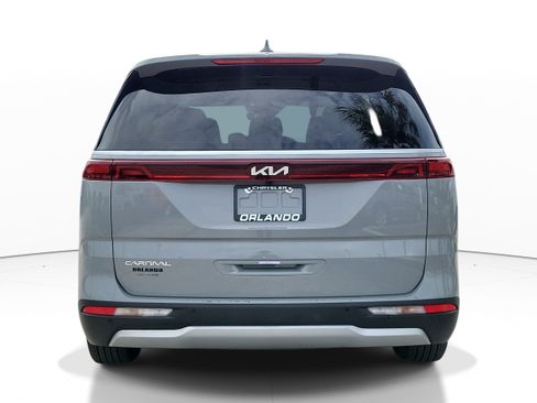 Used 2024 Kia Carnival EX FWD image 6