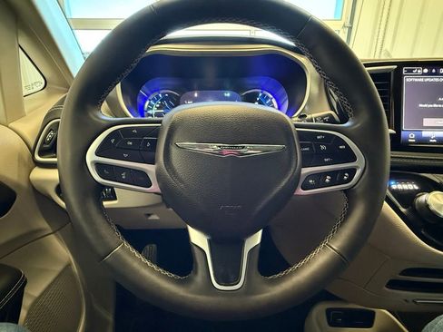 Used 2023 Chrysler Pacifica Touring-L image 30