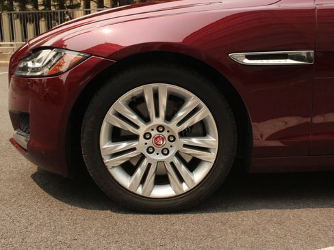 Used 2017 Jaguar XF Premium RWD image 11