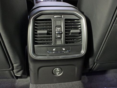 Used 2025 Porsche Macan image 34