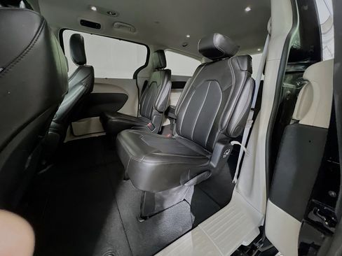 Used 2024 Chrysler Pacifica Touring-L image 29