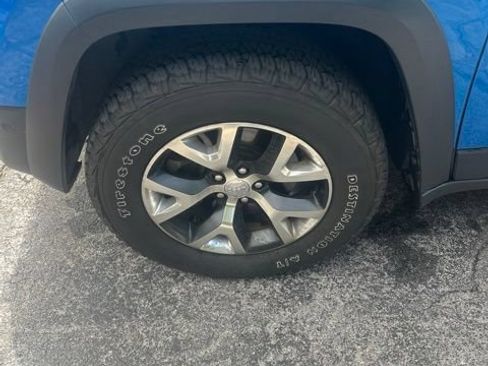 Used 2017 Jeep Cherokee Trailhawk AWD/4WD image 36