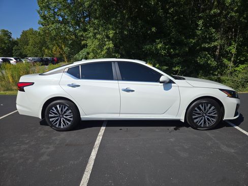 Used 2023 Nissan Altima 2.5 SV w/ SV Premium Package image 2